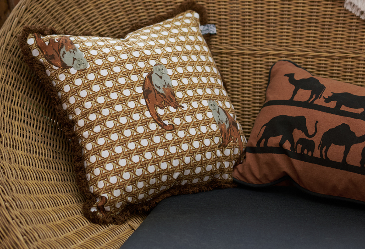 Απεικονίζεται το μαξιλάρι πάνω σε έναν καναπέ.